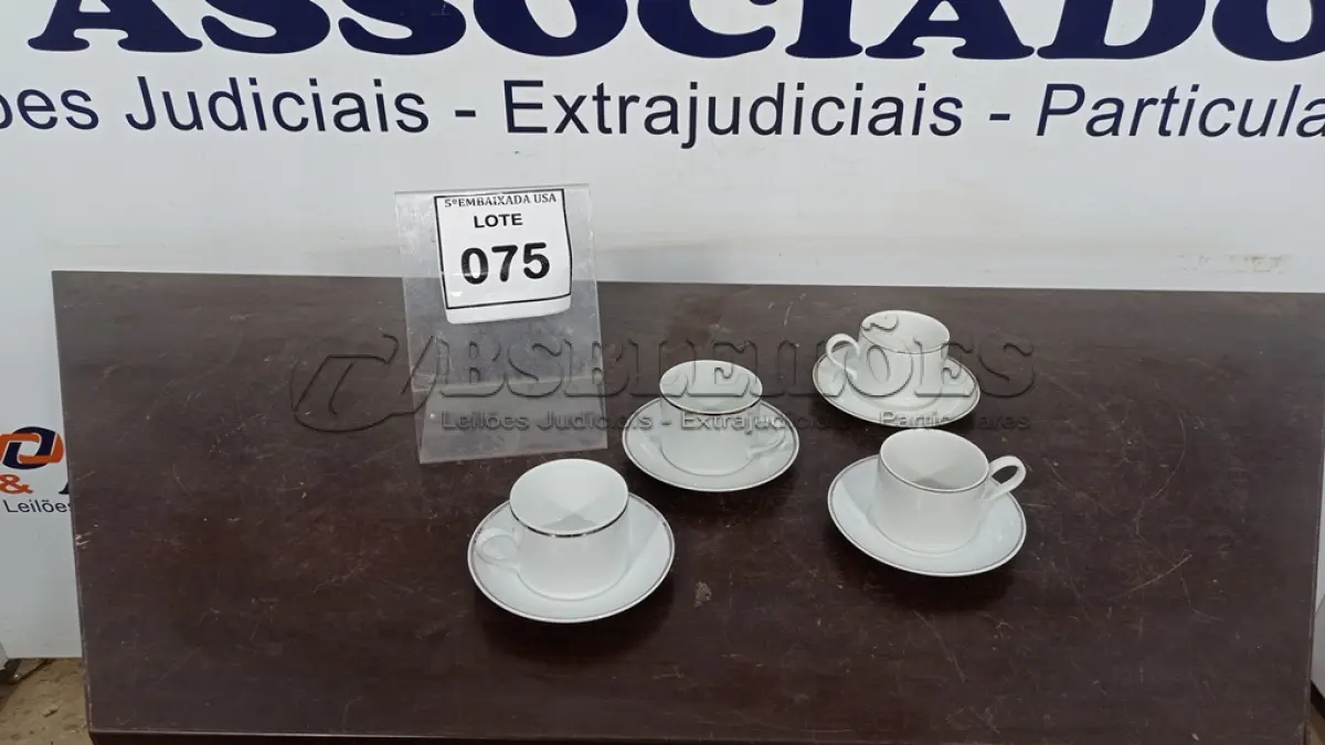 LOTE 075 - 04 XÍCARAS COM 04 PIRES. (NO ESTADO EM QUE SE ENCONTRA. SUJEITO A AVARIAS OCULTAS/VISÍVEIS.)