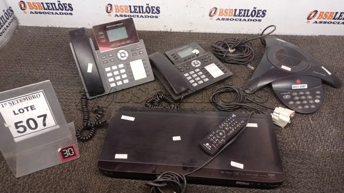 LOTE 507 - 02 APARELHOS DE TELEFONE IP, 01 BLUE RAY E 01 APARELHO DE ÁUDIO CONFERENCIA POLYCOM. (NO ESTADO) ATENÇÃO! FAZER A VISITAÇÃO ANTES DE ARREMATAR, NÃO SABEMOS SE FUNCIONA, LEILÃO NÃO TEM GARANTIA E NEM DEVOLUÇÃO, SUJEITO A POSSÍVEIS AVARIAS VISÍVEIS/OCULTAS E/OU AUSÊNCIA DE COMPONENTES.
