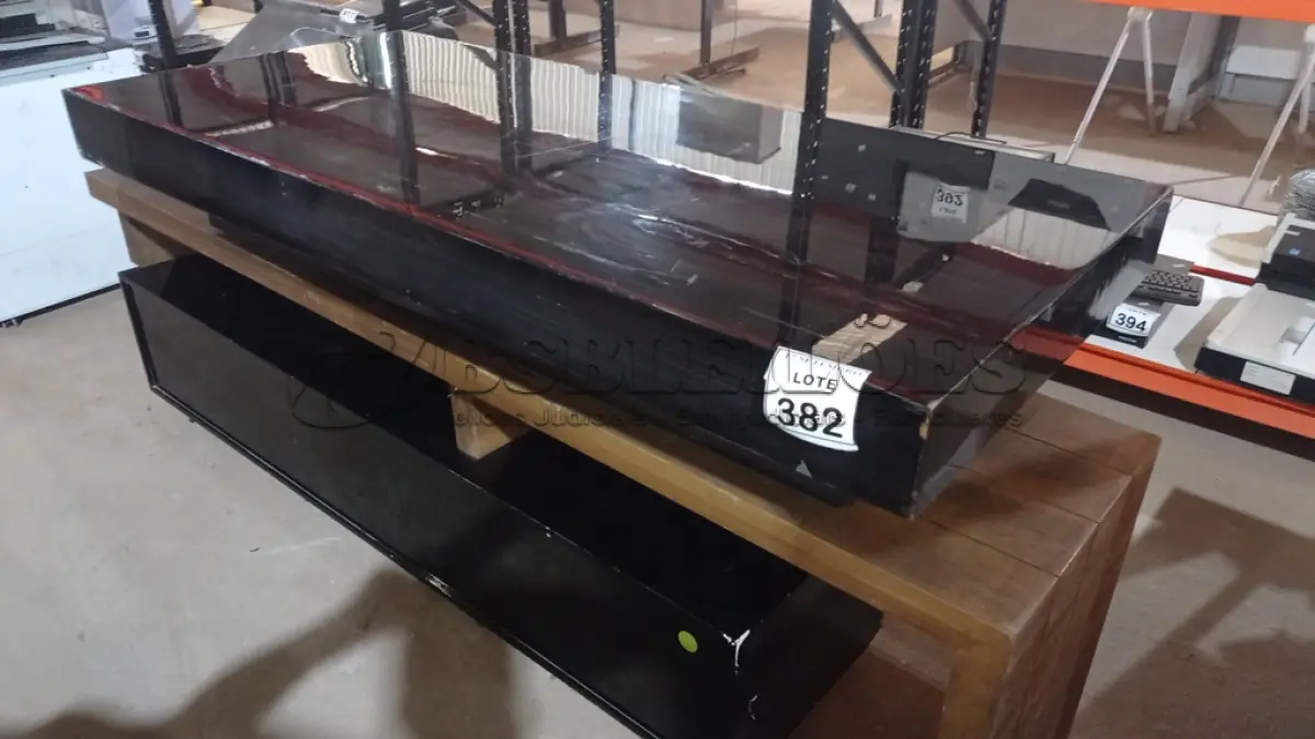 LOTE 382 - 01 RACK DE MADEIRA COM 02 GAVETAS E 01 PORTA E 01 MESA DE CENTRO EM MADEIRA. (NO ESTADO) ATENÇÃO! FAZER A VISITAÇÃO ANTES DE ARREMATAR, NÃO SABEMOS SE FUNCIONA, LEILÃO NÃO TEM GARANTIA E NEM DEVOLUÇÃO, SUJEITO A POSSÍVEIS AVARIAS VISÍVEIS/OCULTAS E/OU AUSÊNCIA DE COMPONENTES.