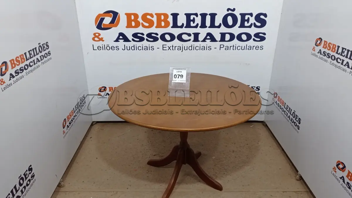 LOTE 079 - 01 MESA DE COZINHA EM MADEIRA REDONDA. (NO ESTADO EM QUE SE ENCONTRA. SUJEITO A AVARIAS OCULTAS/VISÍVEIS.) AV9637R