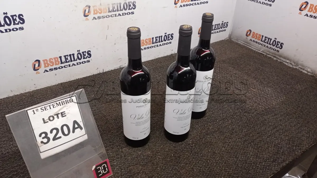 LOTE 320 - 03 GARRAFAS DE VINHO TINTO VALA REAL PORTUGUÊS SAFRA 2019 750ML. (NO ESTADO) ATENÇÃO! FAZER A VISITAÇÃO ANTES DE ARREMATAR, NÃO SABEMOS SE FUNCIONA, LEILÃO NÃO TEM GARANTIA E NEM DEVOLUÇÃO, SUJEITO A POSSÍVEIS AVARIAS VISÍVEIS/OCULTAS E/OU AUSÊNCIA DE COMPONENTES.