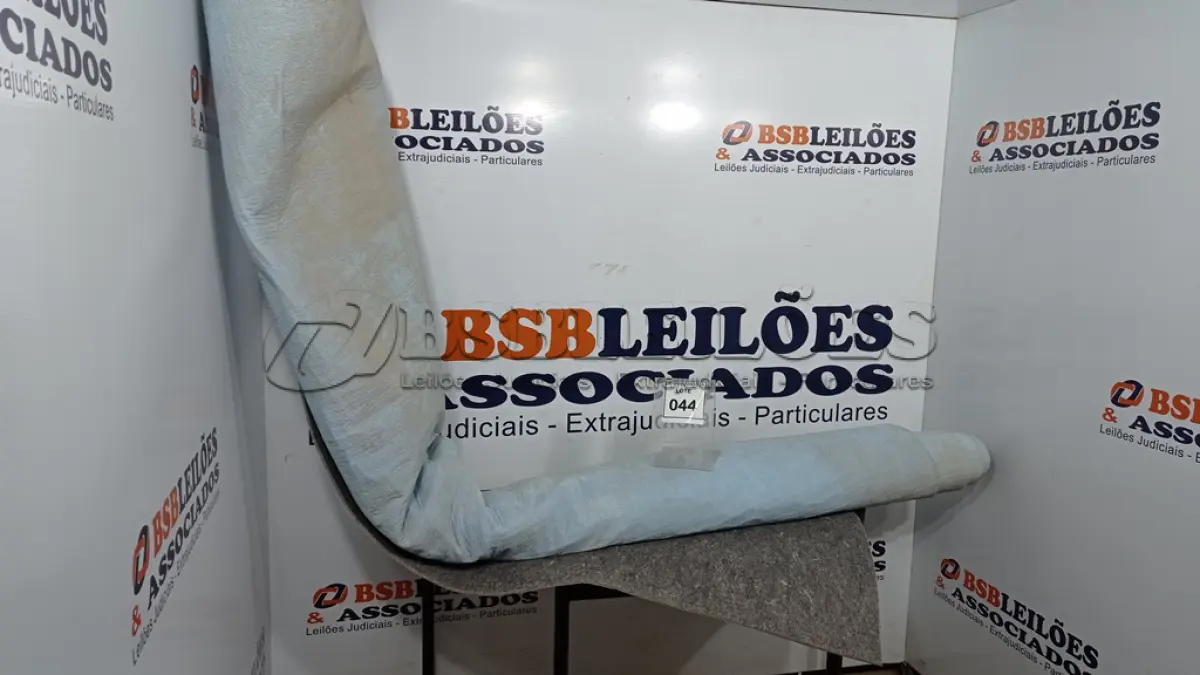 LOTE 044 - 01 CARPETE AZUL E CINZA. (NO ESTADO EM QUE SE ENCONTRA. SUJEITO A AVARIAS OCULTAS/VISÍVEIS.)