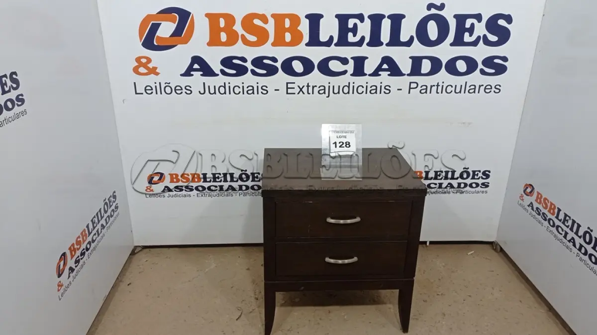 LOTE 128 - 01 MESA DE CABECEIRA. (NO ESTADO EM QUE SE ENCONTRA. SUJEITO A AVARIAS OCULTAS/VISÍVEIS.)AU2157w