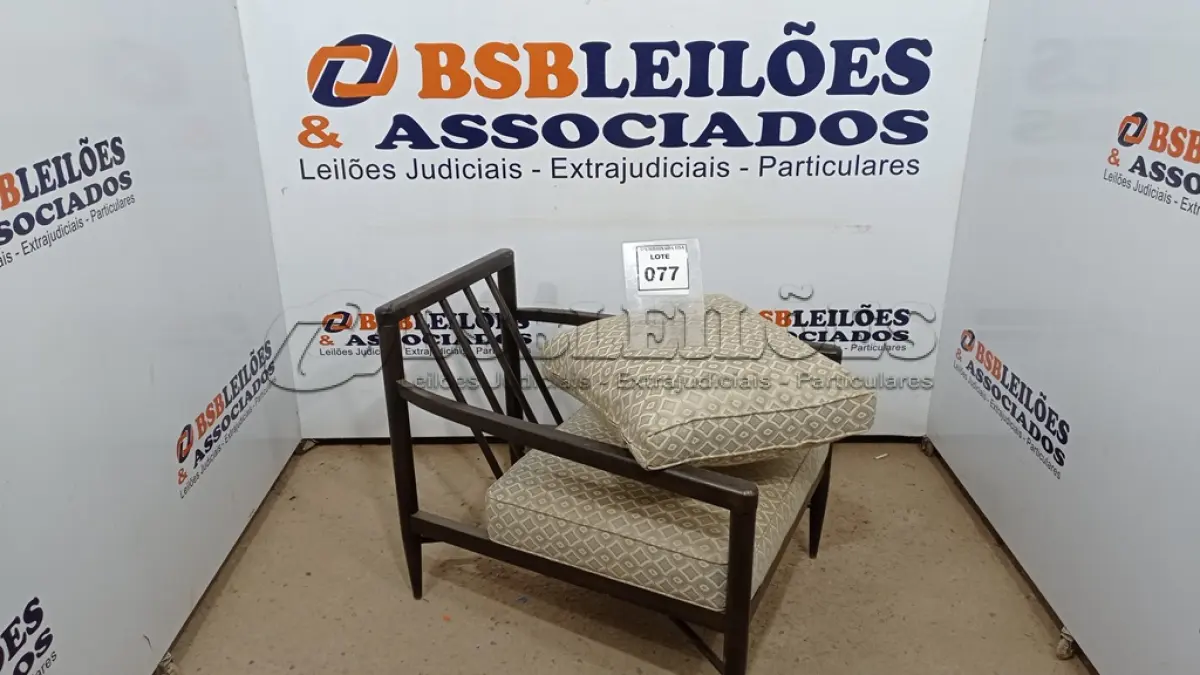 LOTE 077 - 01 POLTRONA EM MADEIRA ESTOFADA AU2176T. (NO ESTADO EM QUE SE ENCONTRA. SUJEITO A AVARIAS OCULTAS/VISÍVEIS.)