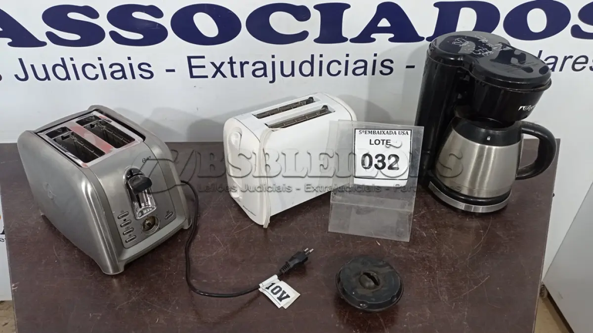 LOTE 032 - 01 CAFETEIRA REGISTRY  110V E 02 TORRADEIRAS 110V.(NO ESTADO EM QUE SE ENCONTRA. SUJEITO A AVARIAS OCULTAS/VISÍVEIS.)