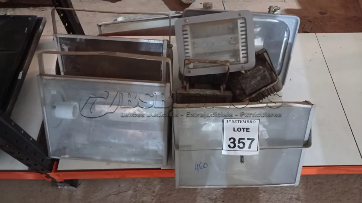 LOTE 357 - 08 REFLETORES DE TAMANHOS VARIADOS. (NO ESTADO) ATENÇÃO! FAZER A VISITAÇÃO ANTES DE ARREMATAR, NÃO SABEMOS SE FUNCIONA, LEILÃO NÃO TEM GARANTIA E NEM DEVOLUÇÃO, SUJEITO A POSSÍVEIS AVARIAS VISÍVEIS/OCULTAS E/OU AUSÊNCIA DE COMPONENTES.