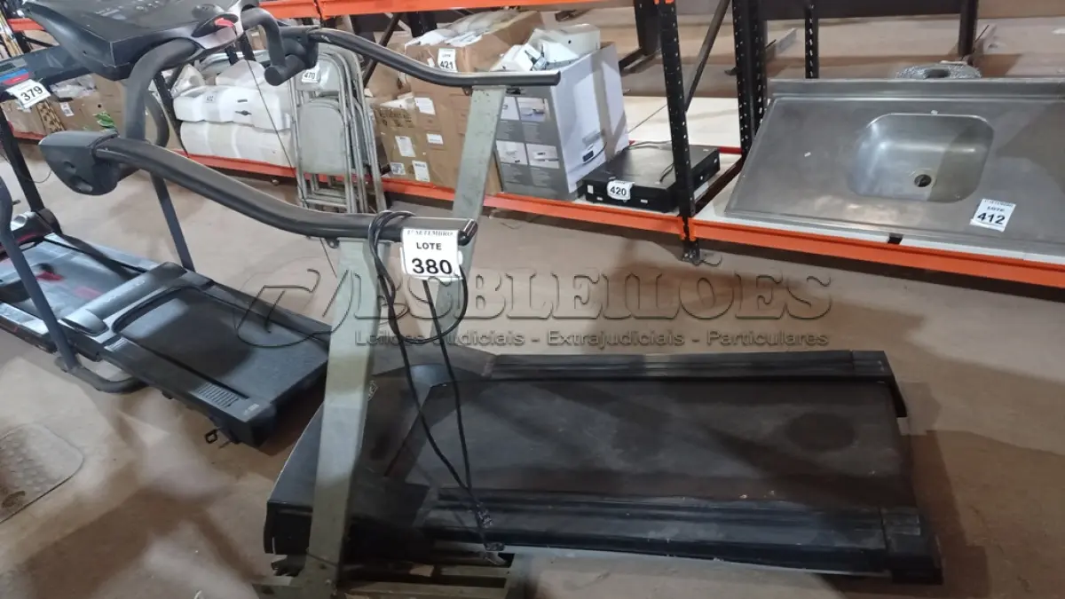 LOTE 380 - 01 ESTEIRA ERGOMÉTRICA MARCA REEBOK. (NO ESTADO) ATENÇÃO! FAZER A VISITAÇÃO ANTES DE ARREMATAR, NÃO SABEMOS SE FUNCIONA, LEILÃO NÃO TEM GARANTIA E NEM DEVOLUÇÃO, SUJEITO A POSSÍVEIS AVARIAS VISÍVEIS/OCULTAS E/OU AUSÊNCIA DE COMPONENTES.