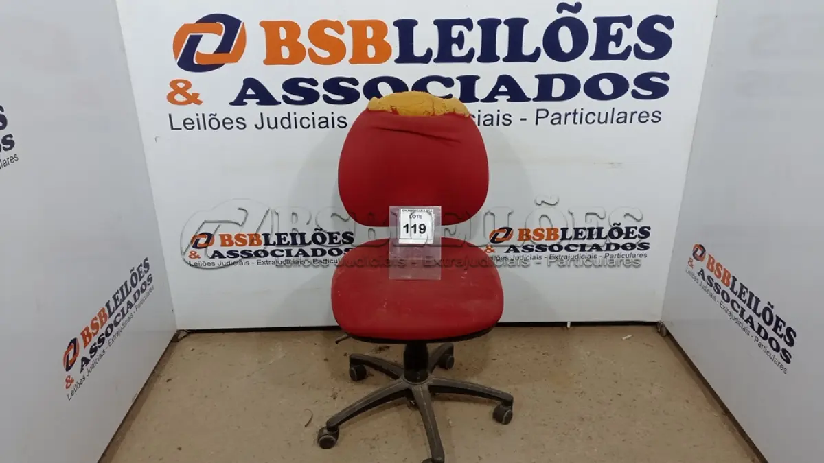 LOTE 119 - 01 CADEIRA GIRATÓRIA PARA ESCRITÓRIO NA COR VERMELHA. (NO ESTADO EM QUE SE ENCONTRA. SUJEITO A AVARIAS OCULTAS/VISÍVEIS.)