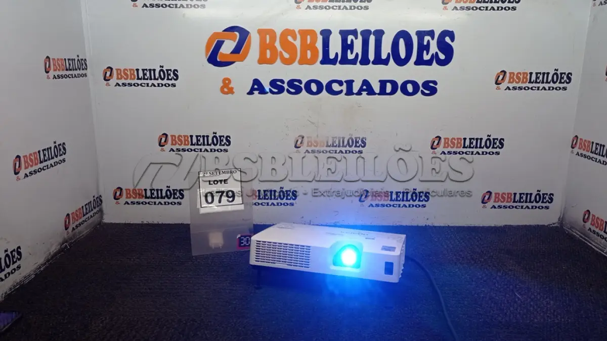 LOTE 079 - 01 PROJETOR MARCA HITACHI. (NO ESTADO) ATENÇÃO! FAZER A VISITAÇÃO ANTES DE ARREMATAR, NÃO SABEMOS SE FUNCIONA, LEILÃO NÃO TEM GARANTIA E NEM DEVOLUÇÃO, SUJEITO A POSSÍVEIS AVARIAS VISÍVEIS/OCULTAS E/OU AUSÊNCIA DE COMPONENTES.