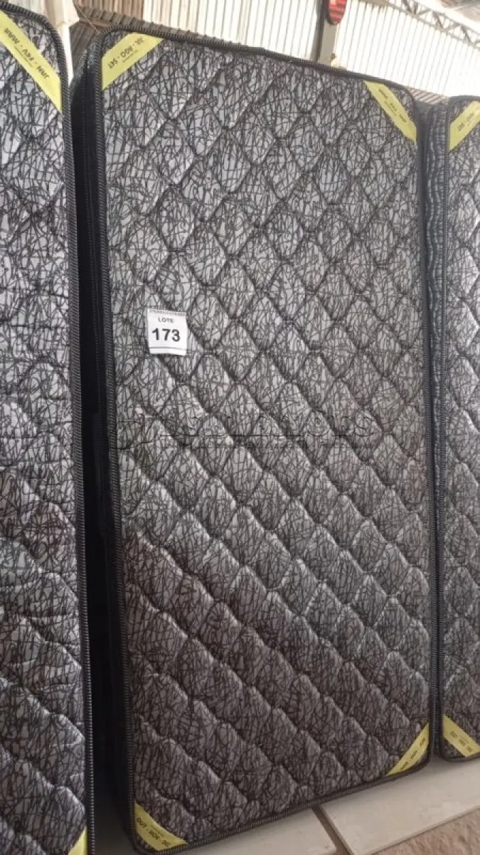 LOTE 173 - 01 COLCHÃO SOLTEIRO COM BASE 1,88CM X 0,88CM. (NO ESTADO EM QUE SE ENCONTRA. SUJEITO A AVARIAS OCULTAS/VISÍVEIS.) BJ7221H
