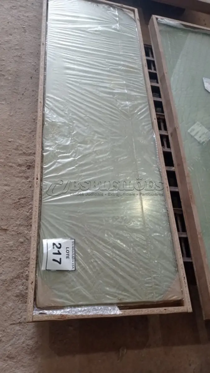 LOTE 217 - 03 VIDROS TEMPERADOS 1,50CM X 0,46CM. 0,8MM. (NO ESTADO EM QUE SE ENCONTRA. SUJEITO A AVARIAS OCULTAS/VISÍVEIS.)