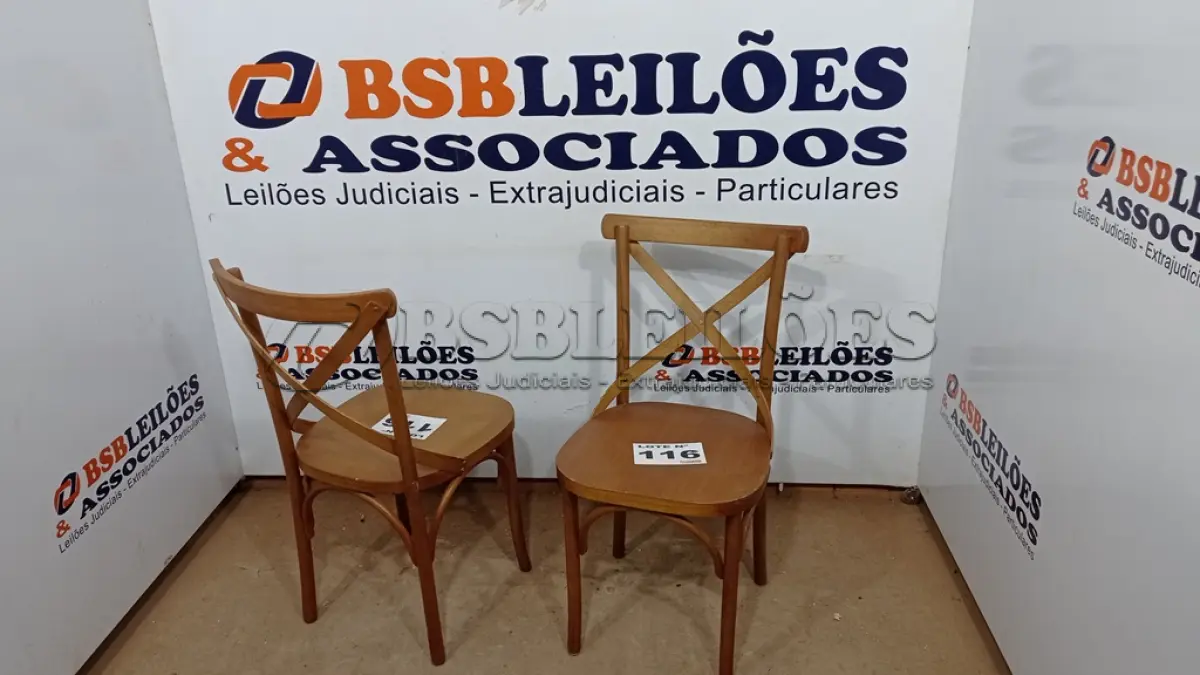 LOTE 116 - 02  CADEIRAS DE MADEIRA (NO ESTADO, NÃO SABEMOS SE FUNCIONA. LEILÃO NÃO TEM GARANTIA E NEM DEVOLUÇÃO, SUJEITO A POSSÍVEIS AVARIAS VISÍVEIS/OCULTAS E/OU AUSÊNCIA DE COMPONENTES)