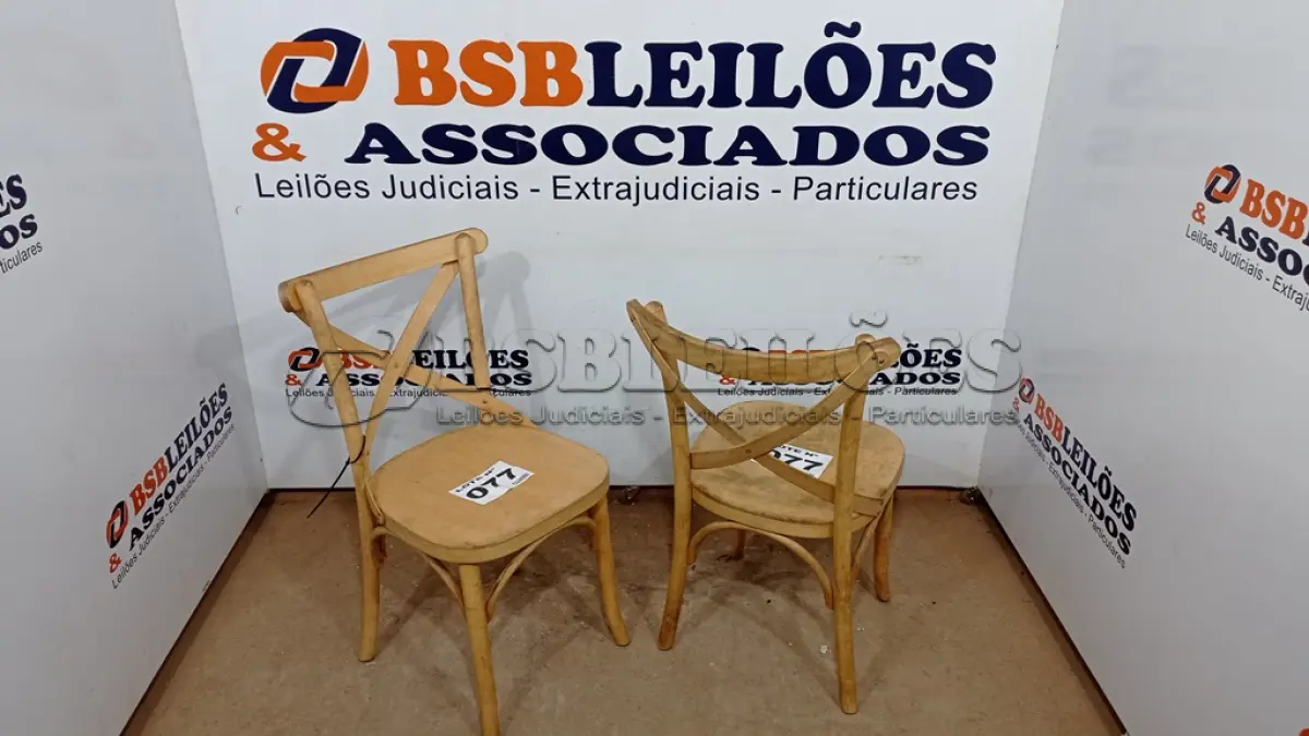 LOTE 077 - 02  CADEIRAS DE MADEIRA (NO ESTADO, NÃO SABEMOS SE FUNCIONA. LEILÃO NÃO TEM GARANTIA E NEM DEVOLUÇÃO, SUJEITO A POSSÍVEIS AVARIAS VISÍVEIS/OCULTAS E/OU AUSÊNCIA DE COMPONENTES)