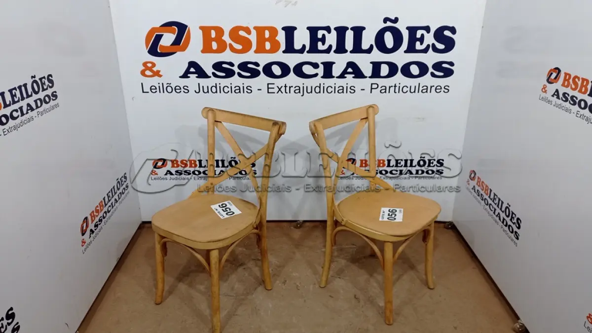 LOTE 056 - 02  CADEIRAS DE MADEIRA (NO ESTADO, NÃO SABEMOS SE FUNCIONA. LEILÃO NÃO TEM GARANTIA E NEM DEVOLUÇÃO, SUJEITO A POSSÍVEIS AVARIAS VISÍVEIS/OCULTAS E/OU AUSÊNCIA DE COMPONENTES)