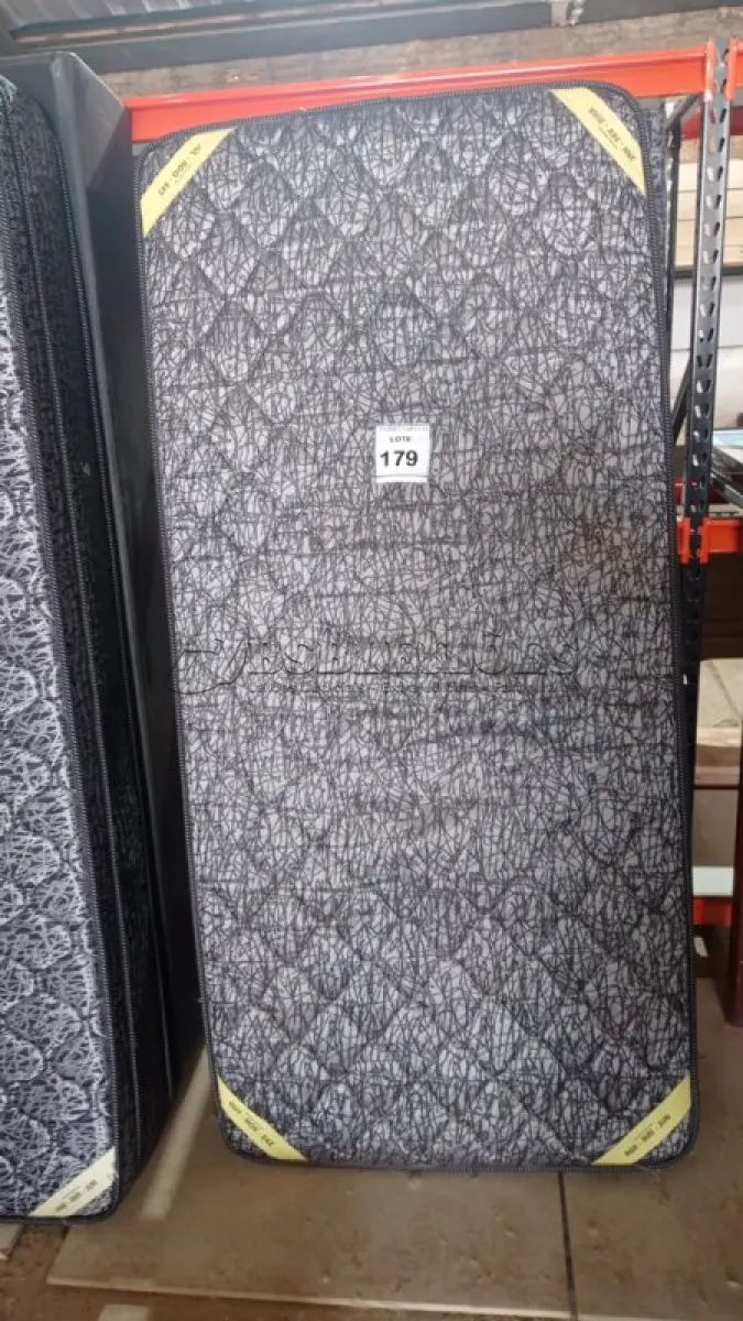 LOTE 179 - 01 COLCHÃO SOLTEIRO COM BASE 1,88CM X 0,88CM. (NO ESTADO EM QUE SE ENCONTRA. SUJEITO A AVARIAS OCULTAS/VISÍVEIS.) BJ7219T