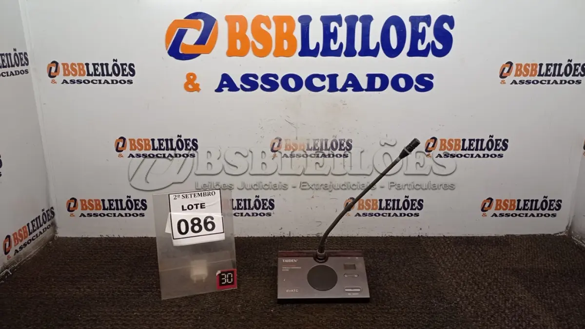 LOTE 086 - 01 MICROFONE DE MESA COM BASE. (NO ESTADO) ATENÇÃO! FAZER A VISITAÇÃO ANTES DE ARREMATAR, NÃO SABEMOS SE FUNCIONA, LEILÃO NÃO TEM GARANTIA E NEM DEVOLUÇÃO, SUJEITO A POSSÍVEIS AVARIAS VISÍVEIS/OCULTAS E/OU AUSÊNCIA DE COMPONENTES.