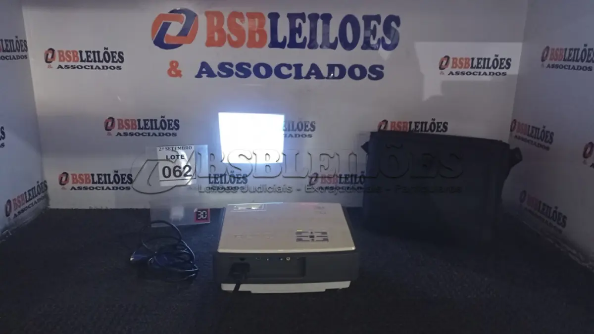 LOTE 062 - 01 PROJETOR MARCA BENQ COM CABOS E BOLSA. (NO ESTADO) ATENÇÃO! FAZER A VISITAÇÃO ANTES DE ARREMATAR, NÃO SABEMOS SE FUNCIONA, LEILÃO NÃO TEM GARANTIA E NEM DEVOLUÇÃO, SUJEITO A POSSÍVEIS AVARIAS VISÍVEIS/OCULTAS E/OU AUSÊNCIA DE COMPONENTES.