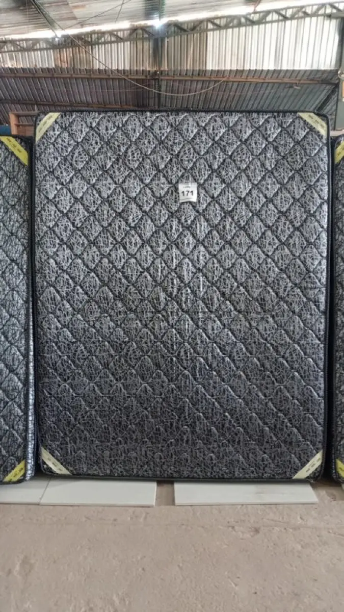 LOTE 171 - 01 COLCHÃO DE CASAL COM BASES 1,98CM X 1,58CM. (NO ESTADO EM QUE SE ENCONTRA. SUJEITO A AVARIAS OCULTAS/VISÍVEIS.) AU1898S