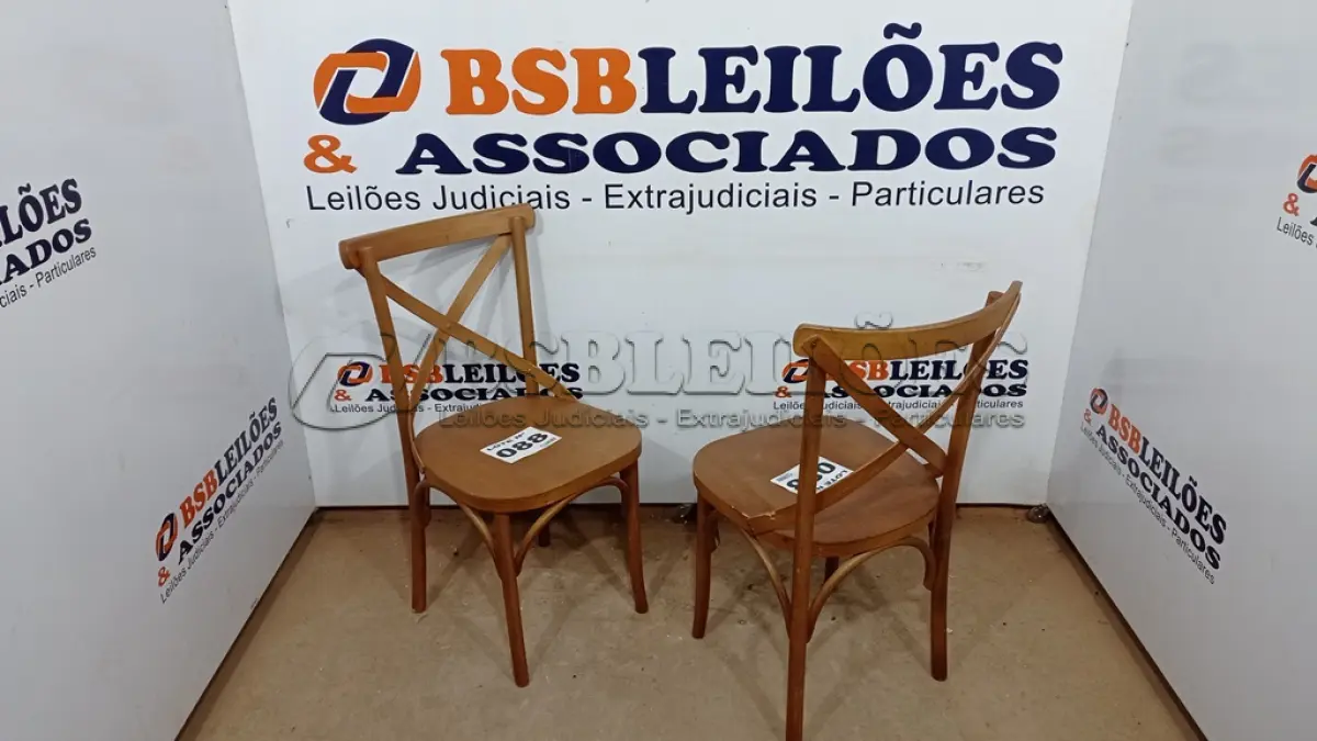 LOTE 088 - 02 CADEIRAS DE MADEIRA (NO ESTADO, NÃO SABEMOS SE FUNCIONA. LEILÃO NÃO TEM GARANTIA E NEM DEVOLUÇÃO, SUJEITO A POSSÍVEIS AVARIAS VISÍVEIS/OCULTAS E/OU AUSÊNCIA DE COMPONENTES)