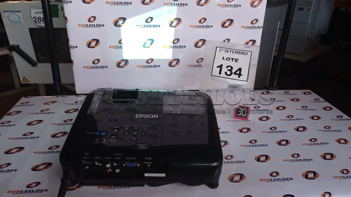 LOTE 134 - 01 PROJETOR MARCA EPSON. (NO ESTADO) ATENÇÃO! FAZER A VISITAÇÃO ANTES DE ARREMATAR, NÃO SABEMOS SE FUNCIONA, LEILÃO NÃO TEM GARANTIA E NEM DEVOLUÇÃO, SUJEITO A POSSÍVEIS AVARIAS VISÍVEIS/OCULTAS E/OU AUSÊNCIA DE COMPONENTES.