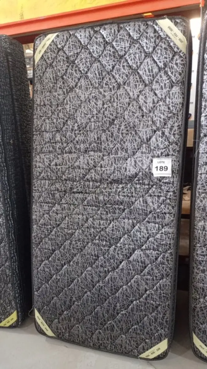 LOTE 189 - 01 COLCHÃO SOLTEIRO COM BASE 1,88CM X 0,88CM. (NO ESTADO EM QUE SE ENCONTRA. SUJEITO A AVARIAS OCULTAS/VISÍVEIS.) AU2472K
