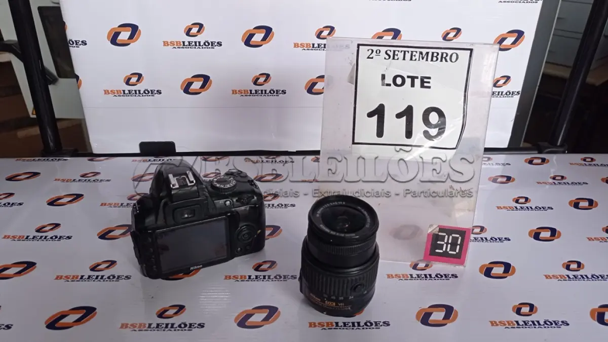 LOTE 119 - 01 MÁQUINA FOTOGRÁFICA DIGITAL MARCA NIKON MODELO D3000. (NO ESTADO) ATENÇÃO! FAZER A VISITAÇÃO ANTES DE ARREMATAR, NÃO SABEMOS SE FUNCIONA, LEILÃO NÃO TEM GARANTIA E NEM DEVOLUÇÃO, SUJEITO A POSSÍVEIS AVARIAS VISÍVEIS/OCULTAS E/OU AUSÊNCIA DE COMPONENTES.
