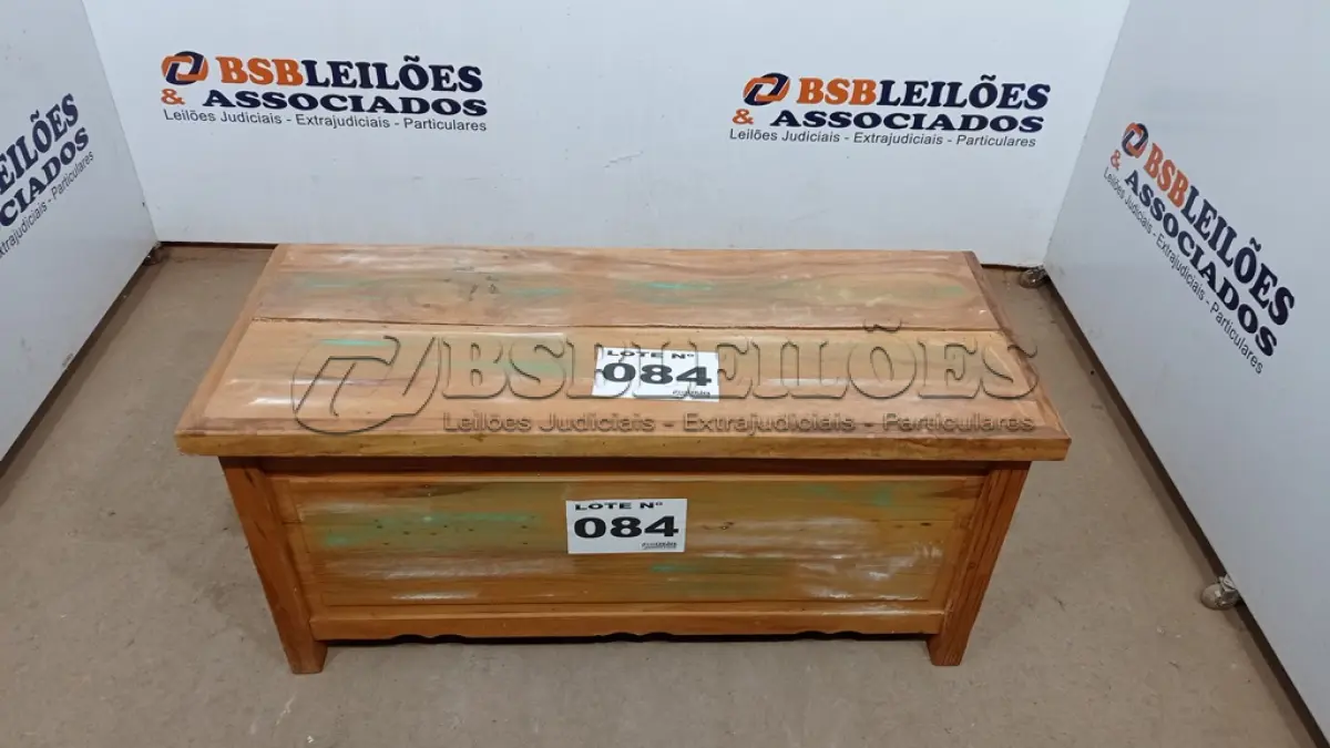 LOTE 084 - 01 BAÚ BANCO MADEIRA DEMOLIÇÃO 1MT (NO ESTADO, NÃO SABEMOS SE FUNCIONA. LEILÃO NÃO TEM GARANTIA E NEM DEVOLUÇÃO, SUJEITO A POSSÍVEIS AVARIAS VISÍVEIS/OCULTAS E/OU AUSÊNCIA DE COMPONENTES)