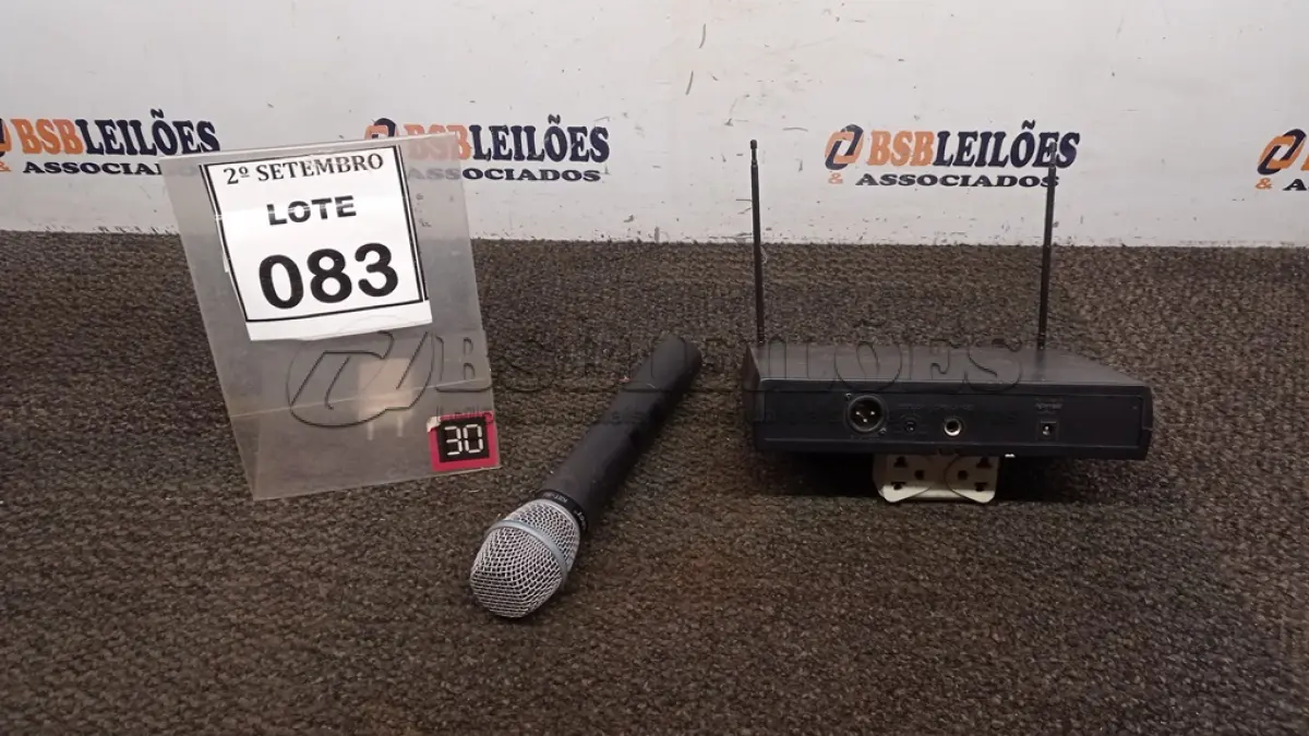 LOTE 083 - 01 MICROFONE COM RECEPTOR. (NO ESTADO) ATENÇÃO! FAZER A VISITAÇÃO ANTES DE ARREMATAR, NÃO SABEMOS SE FUNCIONA, LEILÃO NÃO TEM GARANTIA E NEM DEVOLUÇÃO, SUJEITO A POSSÍVEIS AVARIAS VISÍVEIS/OCULTAS E/OU AUSÊNCIA DE COMPONENTES.