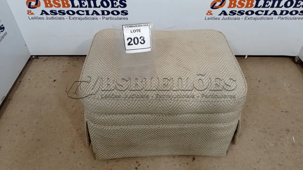 LOTE 203 - 01 PUFF. (NO ESTADO EM QUE SE ENCONTRA. SUJEITO A AVARIAS OCULTAS/VISÍVEIS.) AE7315C