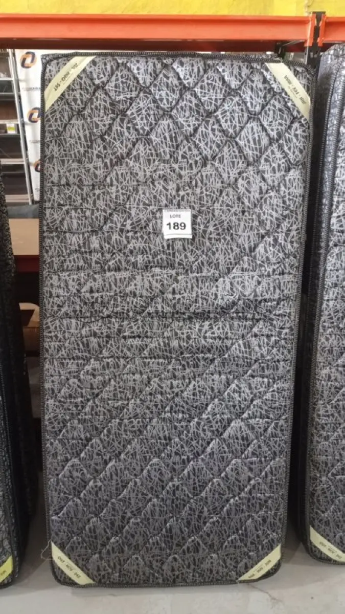 LOTE 189 - 01 COLCHÃO SOLTEIRO COM BASE 1,88CM X 0,88CM. (NO ESTADO EM QUE SE ENCONTRA. SUJEITO A AVARIAS OCULTAS/VISÍVEIS.) AU2472K