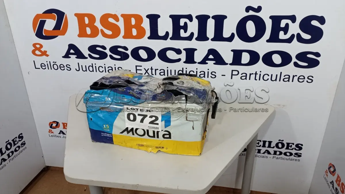 LOTE 072 - 01 BATERIA MOURA 12VOLTS - 220AH - M220PD (NO ESTADO, NÃO SABEMOS SE FUNCIONA. LEILÃO NÃO TEM GARANTIA E NEM DEVOLUÇÃO, SUJEITO A POSSÍVEIS AVARIAS VISÍVEIS/OCULTAS E/OU AUSÊNCIA DE COMPONENTES)