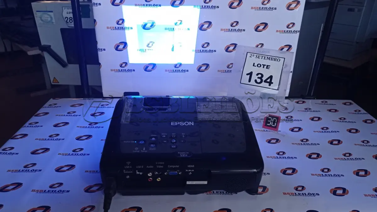 LOTE 134 - 01 PROJETOR MARCA EPSON. (NO ESTADO) ATENÇÃO! FAZER A VISITAÇÃO ANTES DE ARREMATAR, NÃO SABEMOS SE FUNCIONA, LEILÃO NÃO TEM GARANTIA E NEM DEVOLUÇÃO, SUJEITO A POSSÍVEIS AVARIAS VISÍVEIS/OCULTAS E/OU AUSÊNCIA DE COMPONENTES.