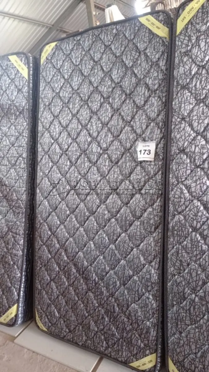 LOTE 173 - 01 COLCHÃO SOLTEIRO COM BASE 1,88CM X 0,88CM. (NO ESTADO EM QUE SE ENCONTRA. SUJEITO A AVARIAS OCULTAS/VISÍVEIS.) BJ7221H