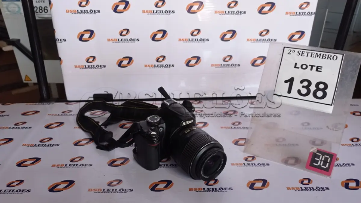 LOTE 138 - 01 MÁQUINA FOTOGRÁFICA DIGITAL MARCA NIKON MARCA D3000. (NO ESTADO) ATENÇÃO! FAZER A VISITAÇÃO ANTES DE ARREMATAR, NÃO SABEMOS SE FUNCIONA, LEILÃO NÃO TEM GARANTIA E NEM DEVOLUÇÃO, SUJEITO A POSSÍVEIS AVARIAS VISÍVEIS/OCULTAS E/OU AUSÊNCIA DE COMPONENTES.