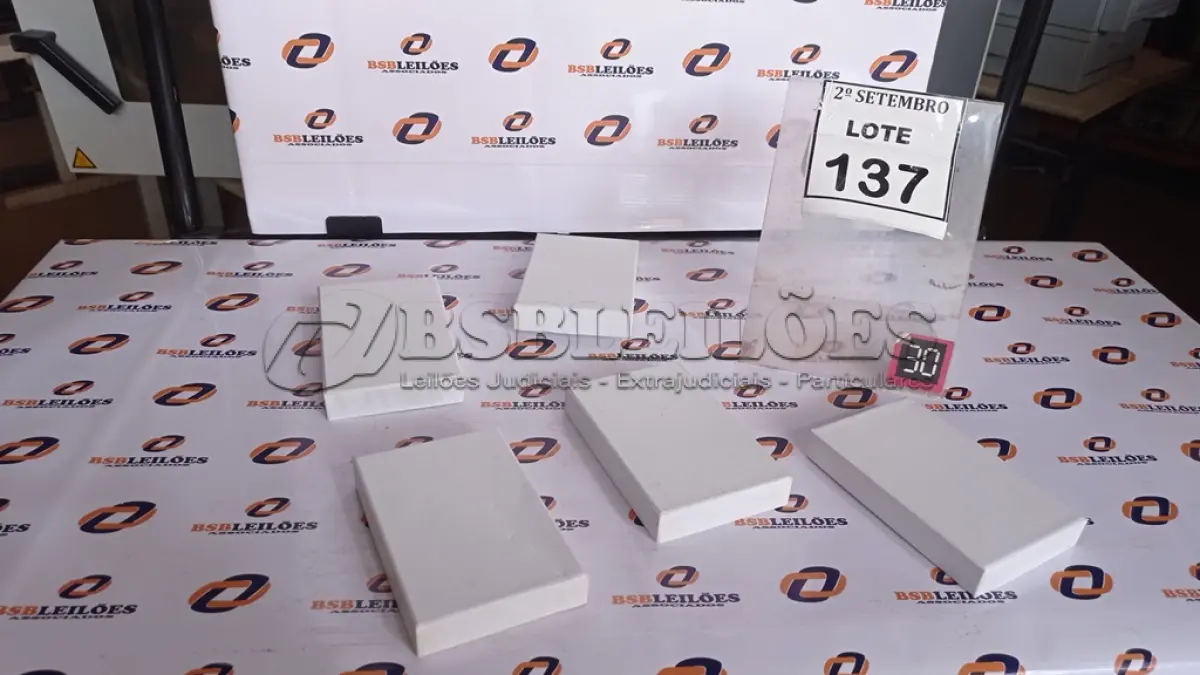 LOTE 137 - 05 BATERIAS EXTERNAS. (NO ESTADO) ATENÇÃO! FAZER A VISITAÇÃO ANTES DE ARREMATAR, NÃO SABEMOS SE FUNCIONA, LEILÃO NÃO TEM GARANTIA E NEM DEVOLUÇÃO, SUJEITO A POSSÍVEIS AVARIAS VISÍVEIS/OCULTAS E/OU AUSÊNCIA DE COMPONENTES.