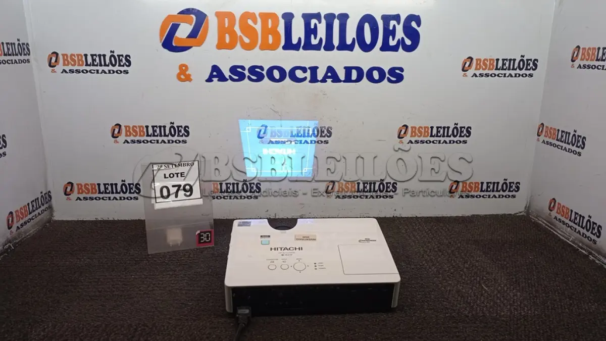 LOTE 079 - 01 PROJETOR MARCA HITACHI. (NO ESTADO) ATENÇÃO! FAZER A VISITAÇÃO ANTES DE ARREMATAR, NÃO SABEMOS SE FUNCIONA, LEILÃO NÃO TEM GARANTIA E NEM DEVOLUÇÃO, SUJEITO A POSSÍVEIS AVARIAS VISÍVEIS/OCULTAS E/OU AUSÊNCIA DE COMPONENTES.
