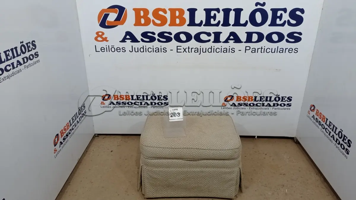 LOTE 203 - 01 PUFF. (NO ESTADO EM QUE SE ENCONTRA. SUJEITO A AVARIAS OCULTAS/VISÍVEIS.) AE7315C