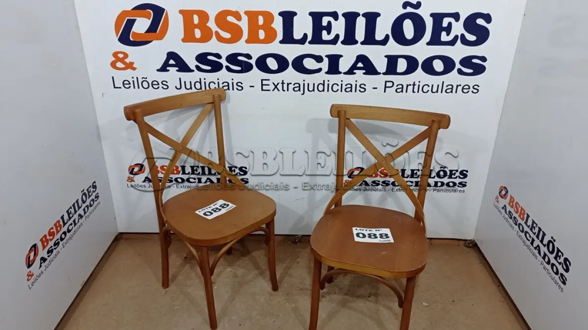 LOTE 088 - 02 CADEIRAS DE MADEIRA (NO ESTADO, NÃO SABEMOS SE FUNCIONA. LEILÃO NÃO TEM GARANTIA E NEM DEVOLUÇÃO, SUJEITO A POSSÍVEIS AVARIAS VISÍVEIS/OCULTAS E/OU AUSÊNCIA DE COMPONENTES)