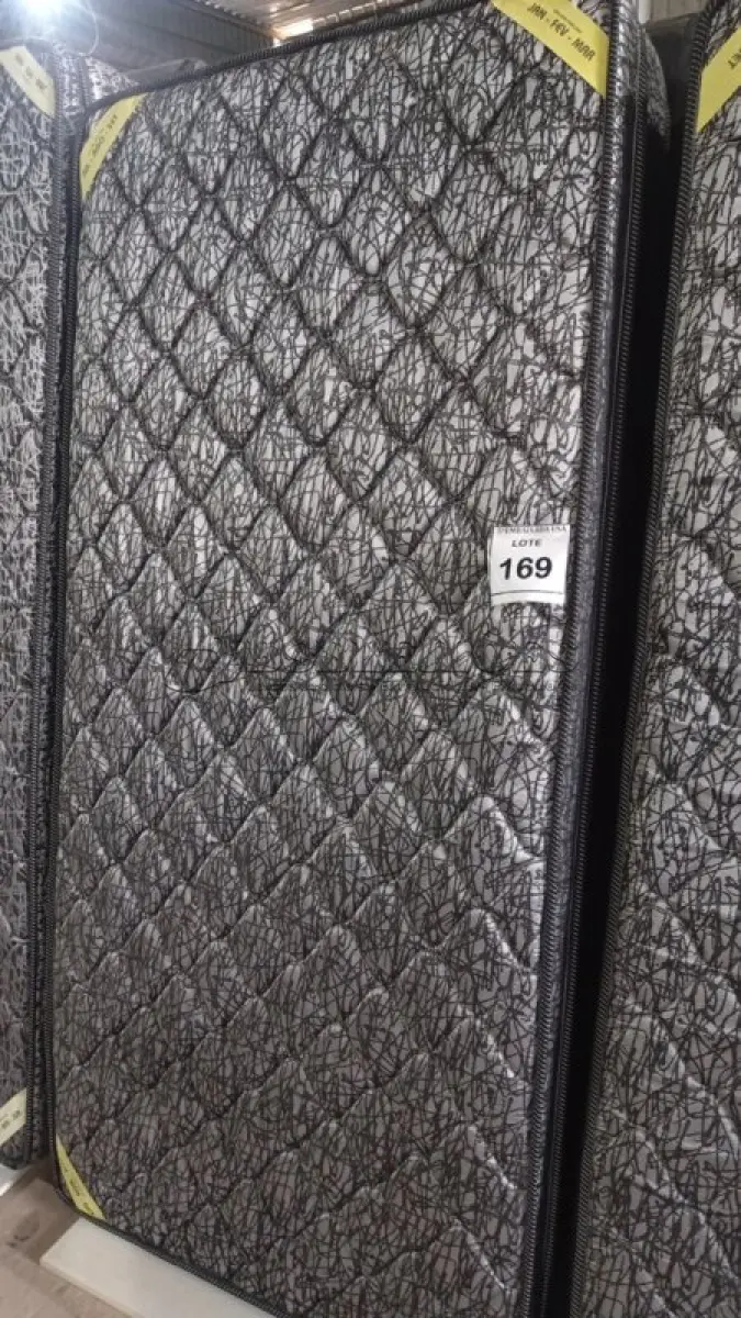 LOTE 169 - 01 COLCHÃO SOLTEIRO COM BASE 1,88CM X 0,88CM. (NO ESTADO EM QUE SE ENCONTRA. SUJEITO A AVARIAS OCULTAS/VISÍVEIS.) BJ7220P