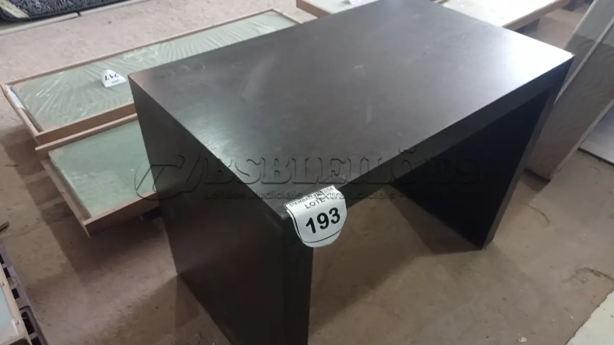 LOTE 193 - 01 MESA EM MADEIRA. (NO ESTADO EM QUE SE ENCONTRA. SUJEITO A AVARIAS OCULTAS/VISÍVEIS.) BF8718N