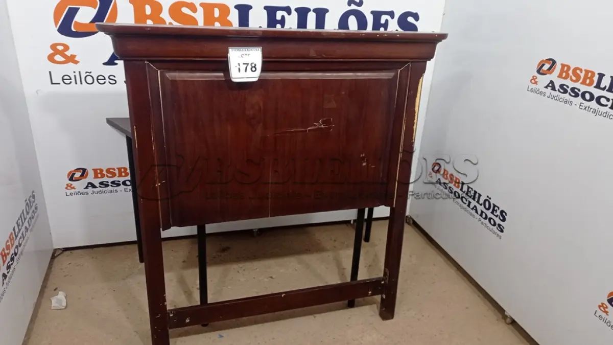 LOTE 178 - 01 CABECEIRA DE CAMA HEADBOARD TWIN. (NO ESTADO EM QUE SE ENCONTRA. SUJEITO A AVARIAS OCULTAS/VISÍVEIS.) BJ6987E