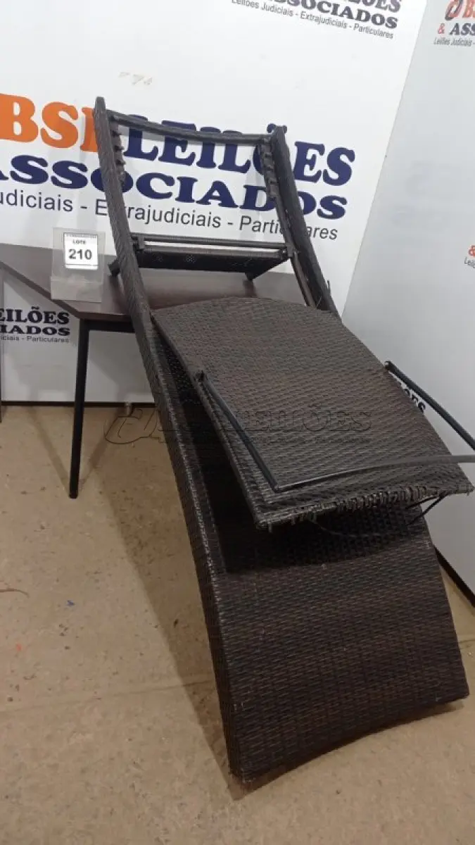 LOTE 210 - 01 ESPREGUIÇADEIRA. (NO ESTADO EM QUE SE ENCONTRA. SUJEITO A AVARIAS OCULTAS/VISÍVEIS.) BH1669G