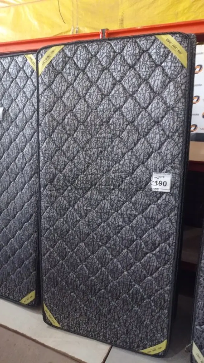 LOTE 190 - 01 COLCHÃO SOLTEIRO COM BASE 1,88CM X 0,88CM. (NO ESTADO EM QUE SE ENCONTRA. SUJEITO A AVARIAS OCULTAS/VISÍVEIS.) BJ7216C