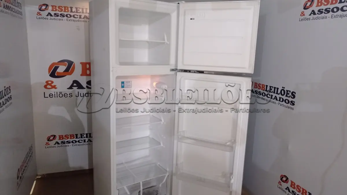 LOTE 036 - 01 GELADEIRA DUPLEX 294L CYCLE DEFROST BRANCA MIDEA - 220 VOLTS (NO ESTADO, NÃO SABEMOS SE FUNCIONA. LEILÃO NÃO TEM GARANTIA E NEM DEVOLUÇÃO, SUJEITO A POSSÍVEIS AVARIAS VISÍVEIS/OCULTAS E/OU AUSÊNCIA DE COMPONENTES)