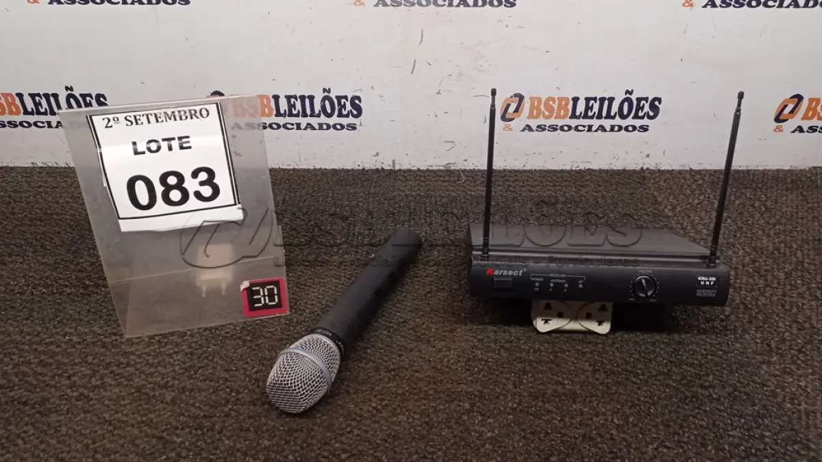 LOTE 083 - 01 MICROFONE COM RECEPTOR. (NO ESTADO) ATENÇÃO! FAZER A VISITAÇÃO ANTES DE ARREMATAR, NÃO SABEMOS SE FUNCIONA, LEILÃO NÃO TEM GARANTIA E NEM DEVOLUÇÃO, SUJEITO A POSSÍVEIS AVARIAS VISÍVEIS/OCULTAS E/OU AUSÊNCIA DE COMPONENTES.