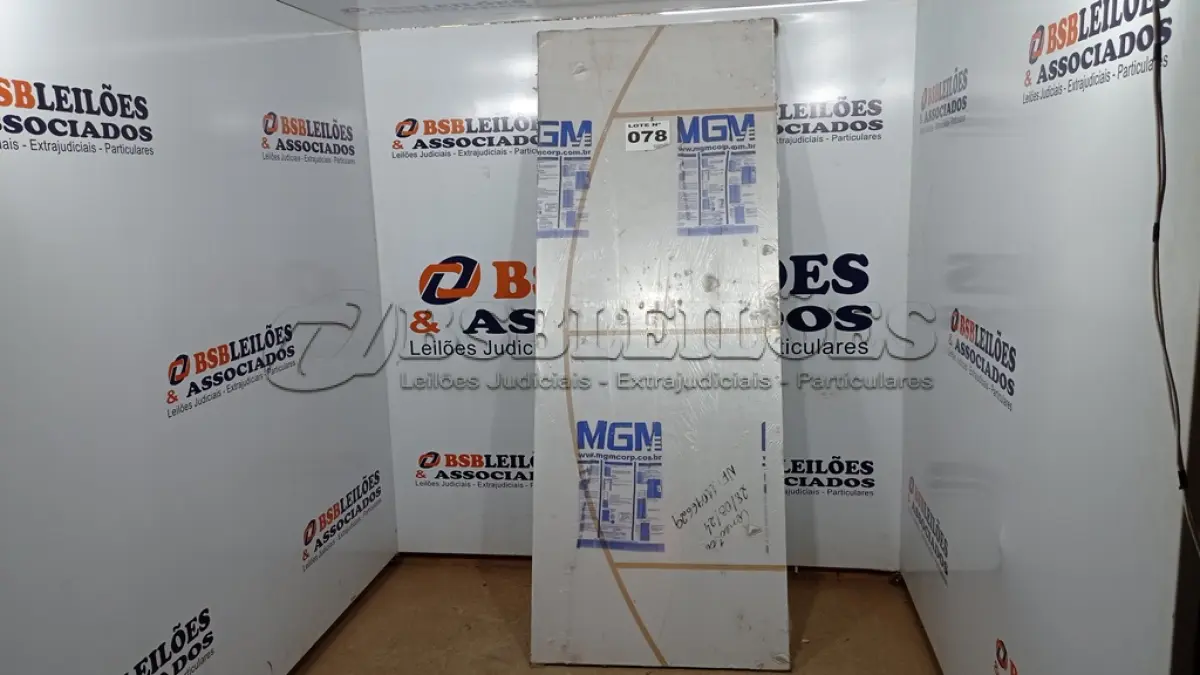 LOTE 078 - 01 PORTA MGM MELAMINICA DECORATIVA 210X80CM (NO ESTADO, NÃO SABEMOS SE FUNCIONA. LEILÃO NÃO TEM GARANTIA E NEM DEVOLUÇÃO, SUJEITO A POSSÍVEIS AVARIAS VISÍVEIS/OCULTAS E/OU AUSÊNCIA DE COMPONENTES)