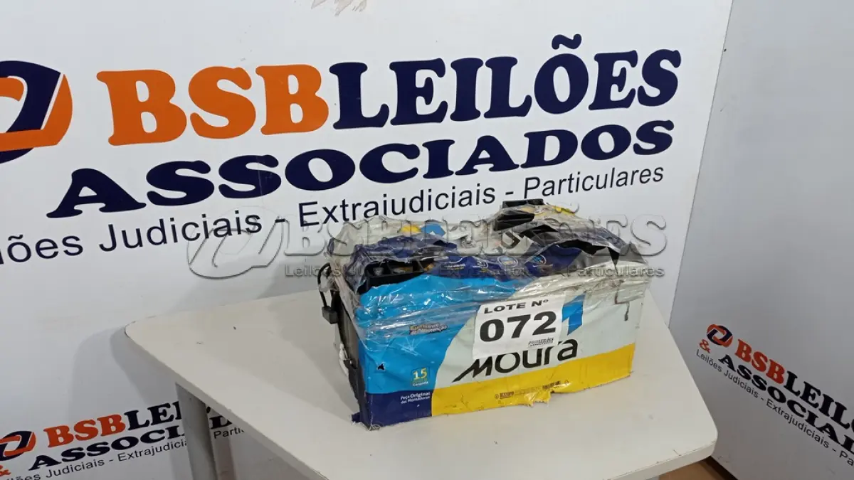 LOTE 072 - 01 BATERIA MOURA 12VOLTS - 220AH - M220PD (NO ESTADO, NÃO SABEMOS SE FUNCIONA. LEILÃO NÃO TEM GARANTIA E NEM DEVOLUÇÃO, SUJEITO A POSSÍVEIS AVARIAS VISÍVEIS/OCULTAS E/OU AUSÊNCIA DE COMPONENTES)