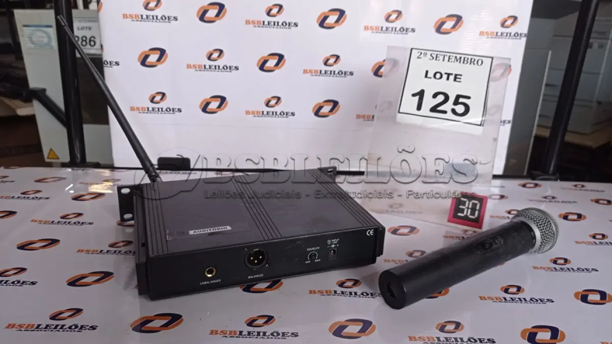 LOTE 125 - 01 MICROFONE COM RECEPTOR. (NO ESTADO) ATENÇÃO! FAZER A VISITAÇÃO ANTES DE ARREMATAR, NÃO SABEMOS SE FUNCIONA, LEILÃO NÃO TEM GARANTIA E NEM DEVOLUÇÃO, SUJEITO A POSSÍVEIS AVARIAS VISÍVEIS/OCULTAS E/OU AUSÊNCIA DE COMPONENTES.