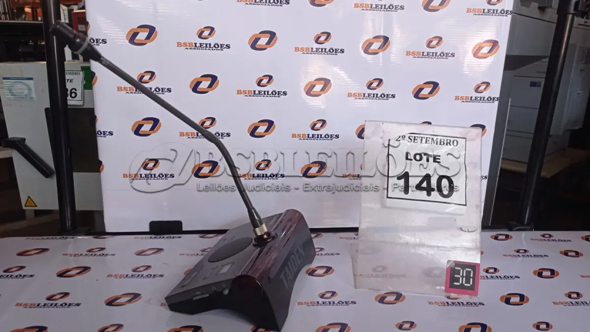 LOTE 140 - 01 MICROFONE DE MESA COM BASE. (NO ESTADO) ATENÇÃO! FAZER A VISITAÇÃO ANTES DE ARREMATAR, NÃO SABEMOS SE FUNCIONA, LEILÃO NÃO TEM GARANTIA E NEM DEVOLUÇÃO, SUJEITO A POSSÍVEIS AVARIAS VISÍVEIS/OCULTAS E/OU AUSÊNCIA DE COMPONENTES.