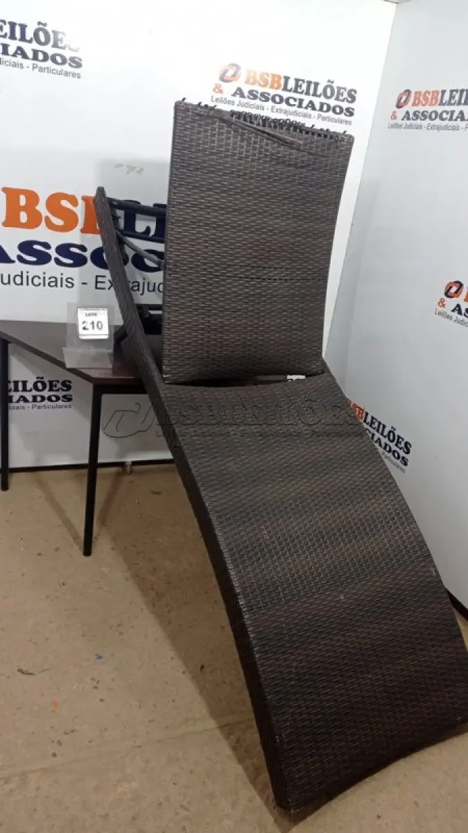 LOTE 210 - 01 ESPREGUIÇADEIRA. (NO ESTADO EM QUE SE ENCONTRA. SUJEITO A AVARIAS OCULTAS/VISÍVEIS.) BH1669G
